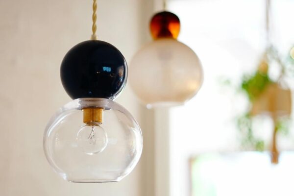 吹きガラスのペンダントライトの オーダー受付は10/31まで。