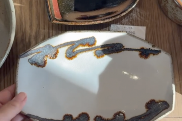 ひさびさにお魚皿に使えそうな長皿です。