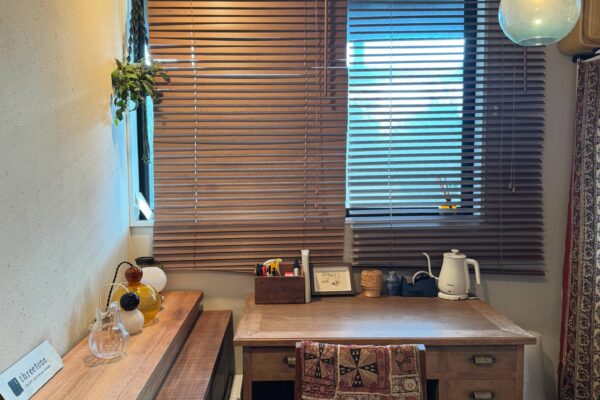 お店で使っていた家具や棚を再利用して 自宅の納戸として使っていたお部屋を片付けて 仕事部屋を作りました。